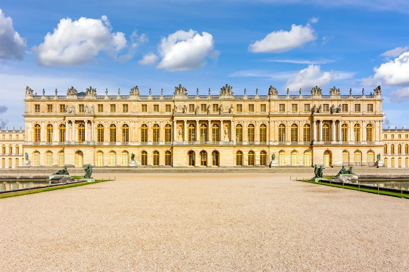 The facade of the Château de Versailles