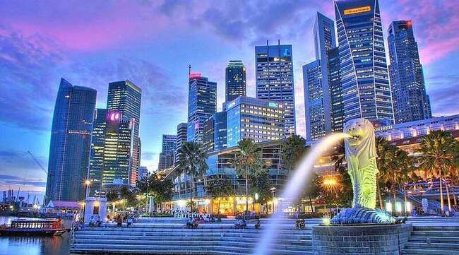 Merlion Park and the Singapore skyline at dusk